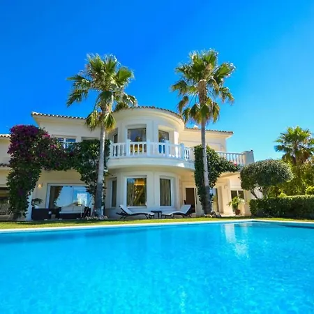 Villa Impressive With Panoramic Views Of The Sea